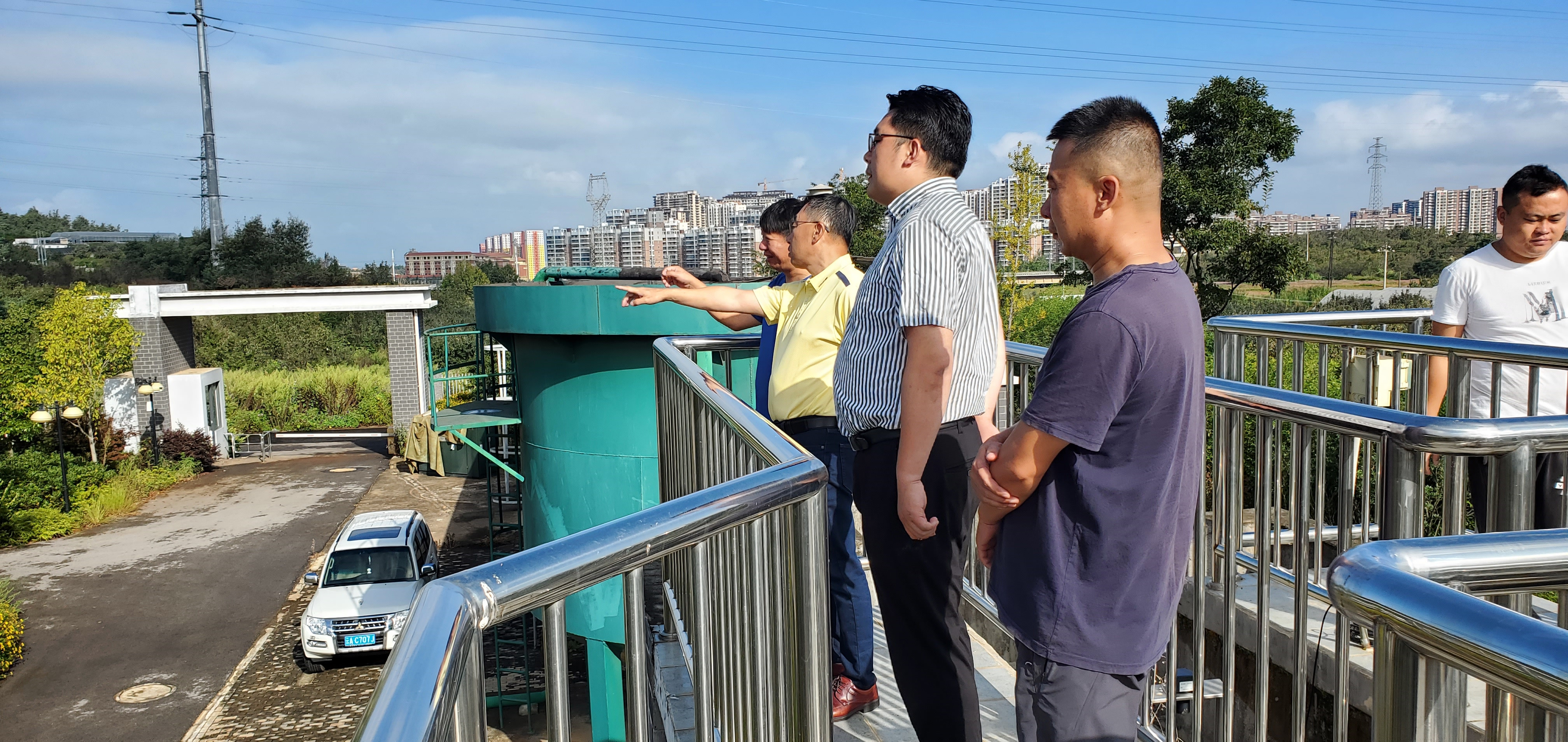 昆明理工大學(xué)環(huán)境科學(xué)與工程學(xué)院校友會(huì )金東天會(huì )長(cháng)參觀(guān)我公司建設項目